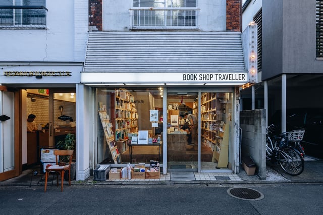 BOOKSHOP TRAVELLER  photo 1